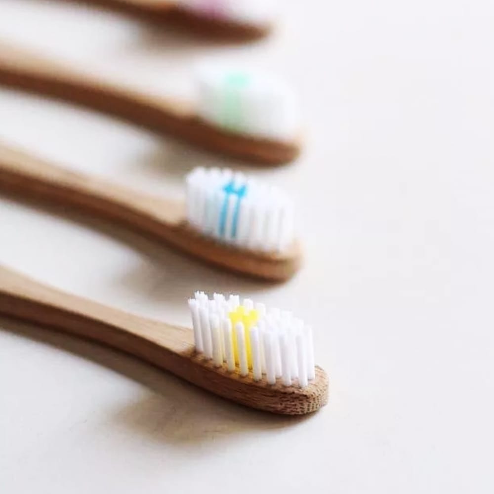 Cerdas de cepillo de dientes de bambú en zoom