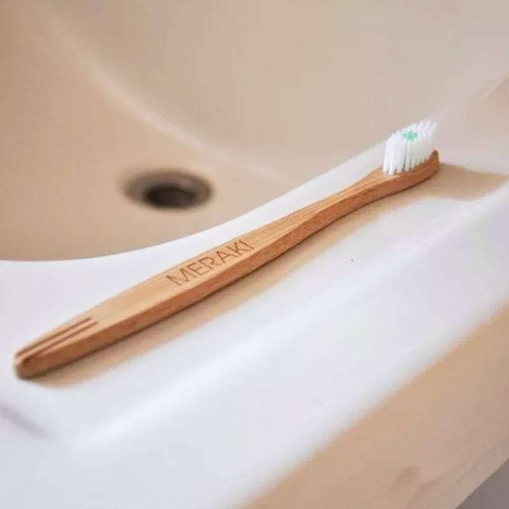 Cepillo de dientes apoyado sobre lavatorio