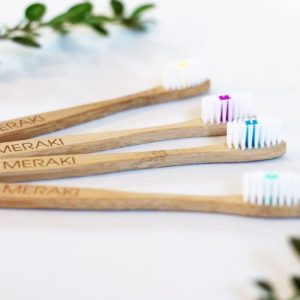 cuatro cepillos de dientes de bambú de cerdas de distintos colores